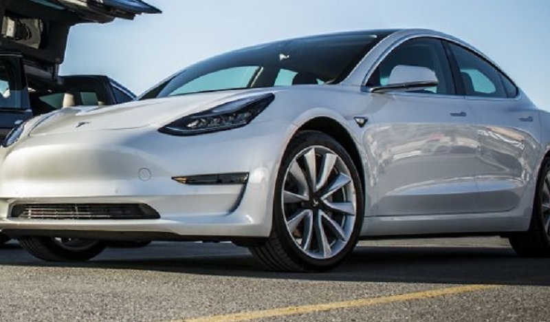  Tesla  Model  3  Laris Manis Mobil  Bensin Diprediksi Jatuh 
