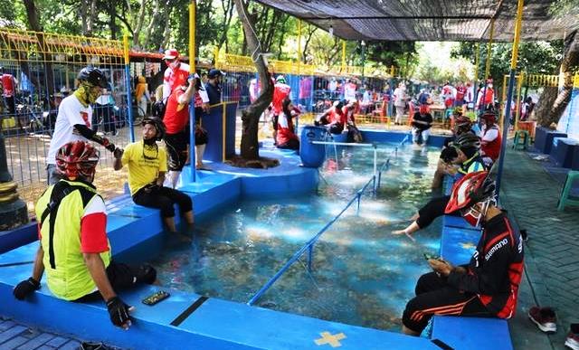 Nikmati Kolam Sambil Terapi Ikan Gratis, di Setu Babakan | Lapan6Online